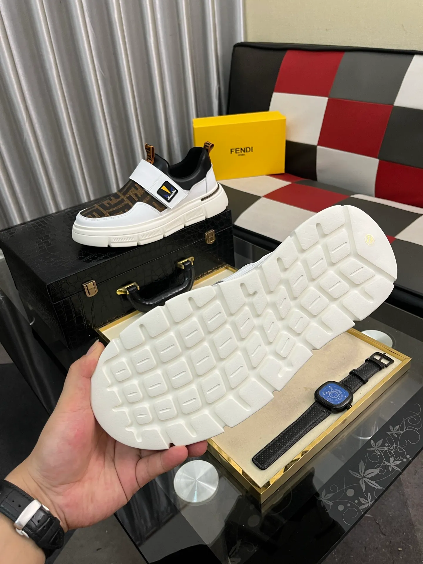Men's Men's Shoes💰420⌚️⌚️[FENDI] Fendi's classic and comfortable men's, this complex sneaker is made of soft calfskin➕genuine leather lining➕original ultra-light rubber material with rough outsole. This unique light style is suitable for the casual and refined sensibility of this season. It is comfortable and natural on the feet. It is an everyday style for casual travel in autumn and winter! Code number: 38−443️⃣Colors available
